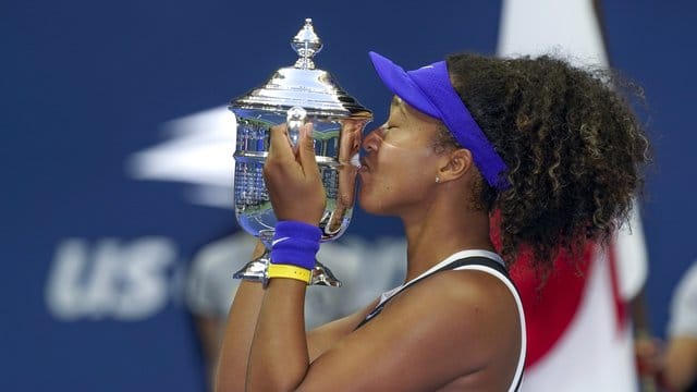 Naomi Osaka aus Japan küsst nach dem Sieg die Trophäe.