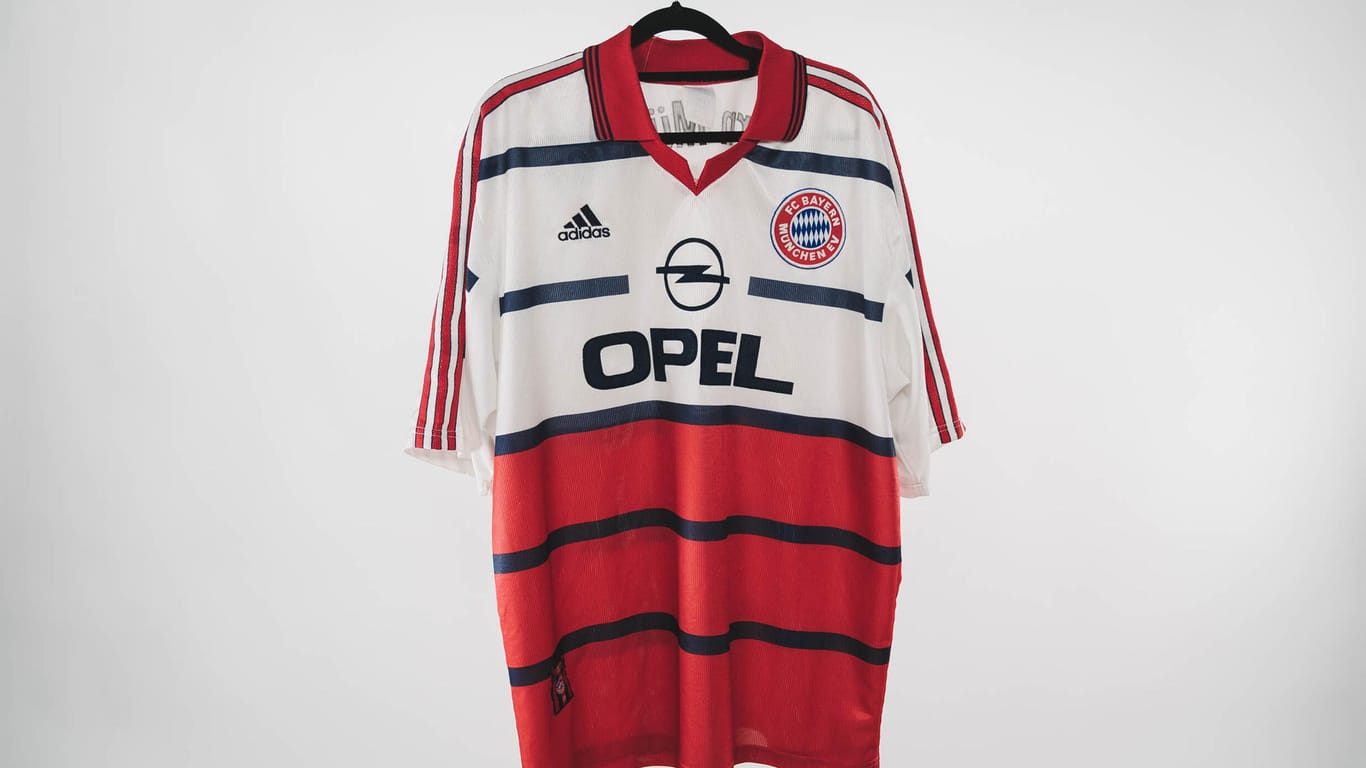 Das 1998er-Auswärtstrikot des FC Bayern München: Trainerlegende Peter Neururer wählte das Shirt zum schönsten Kulttrikot der vergangenen 40 Jahre.