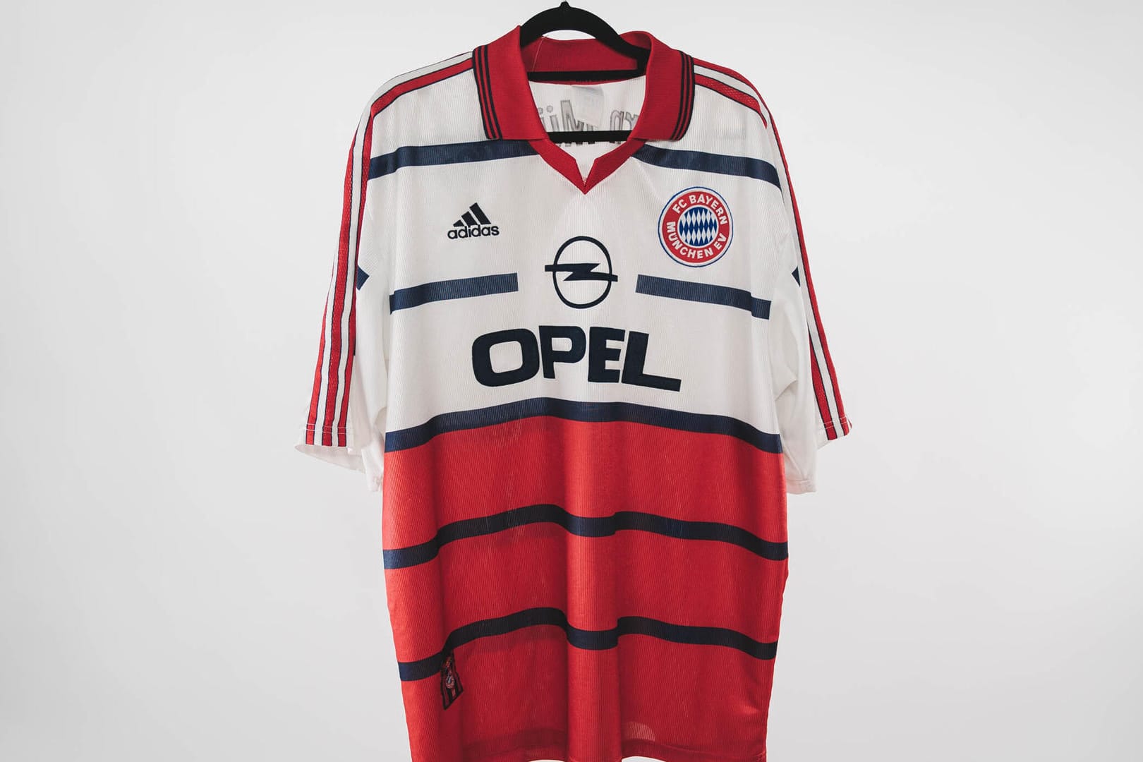 Das 1998er-Auswärtstrikot des FC Bayern München: Trainerlegende Peter Neururer wählte das Shirt zum schönsten Kulttrikot der vergangenen 40 Jahre.