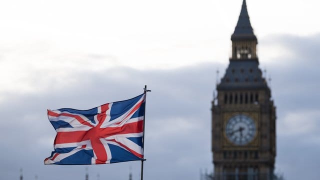 Die Flagge vom Vereinigtem Königreich weht vor dem Big Ben in London. Die Flagge vom Vereinigtem Königreich weht vor dem Big Ben in London.
