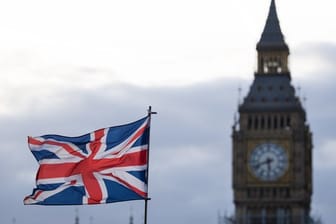 Die Flagge vom Vereinigtem Königreich weht vor dem Big Ben in London.