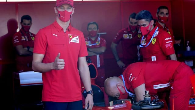 Mick Schumacher (l) besucht die Box von Ferrari. Mick Schumacher (l) besucht die Box von Ferrari.