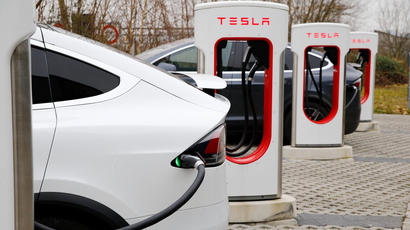 Ein Tesla an einem Supercharger in der Schweiz: Die neuesten Ladesäulen betankten versehentlich auch andere Autos – und zwar gratis