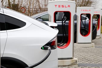 Ein Tesla an einem Supercharger in der Schweiz: Die neuesten Ladesäulen betankten versehentlich auch andere Autos – und zwar gratis