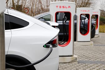 Ein Tesla an einem Supercharger in der Schweiz: Die neuesten Ladesäulen betankten versehentlich auch andere Autos – und zwar gratis