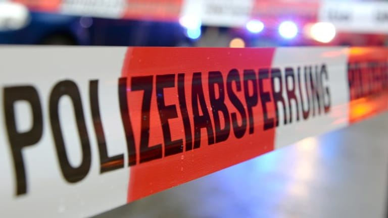 Ein Flatterband mit der Aufschrift "Polizeiabsperrung": In Schweinfurt wurde eine tote Frau in einer Wohnung entdeckt.