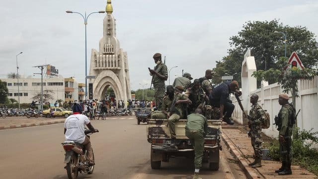 Sicherheitskräfte fahren Mitte August in einem Lastwagen durch die Hauptstadt Bamako - das Militär hatte Malis Präsidenten zum Rücktritt gezwungen. Sicherheitskräfte fahren Mitte August in einem Lastwagen durch die Hauptstadt Bamako - das Militär hatte Malis Präsidenten zum Rücktritt gezwungen.