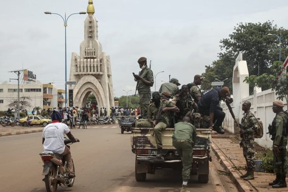 Sicherheitskräfte fahren Mitte August in einem Lastwagen durch die Hauptstadt Bamako - das Militär hatte Malis Präsidenten zum Rücktritt gezwungen.