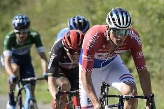 Siegte auf der vorletzten Etappe von Tirreno-Adriatico: Mathieu van der Poel (r).