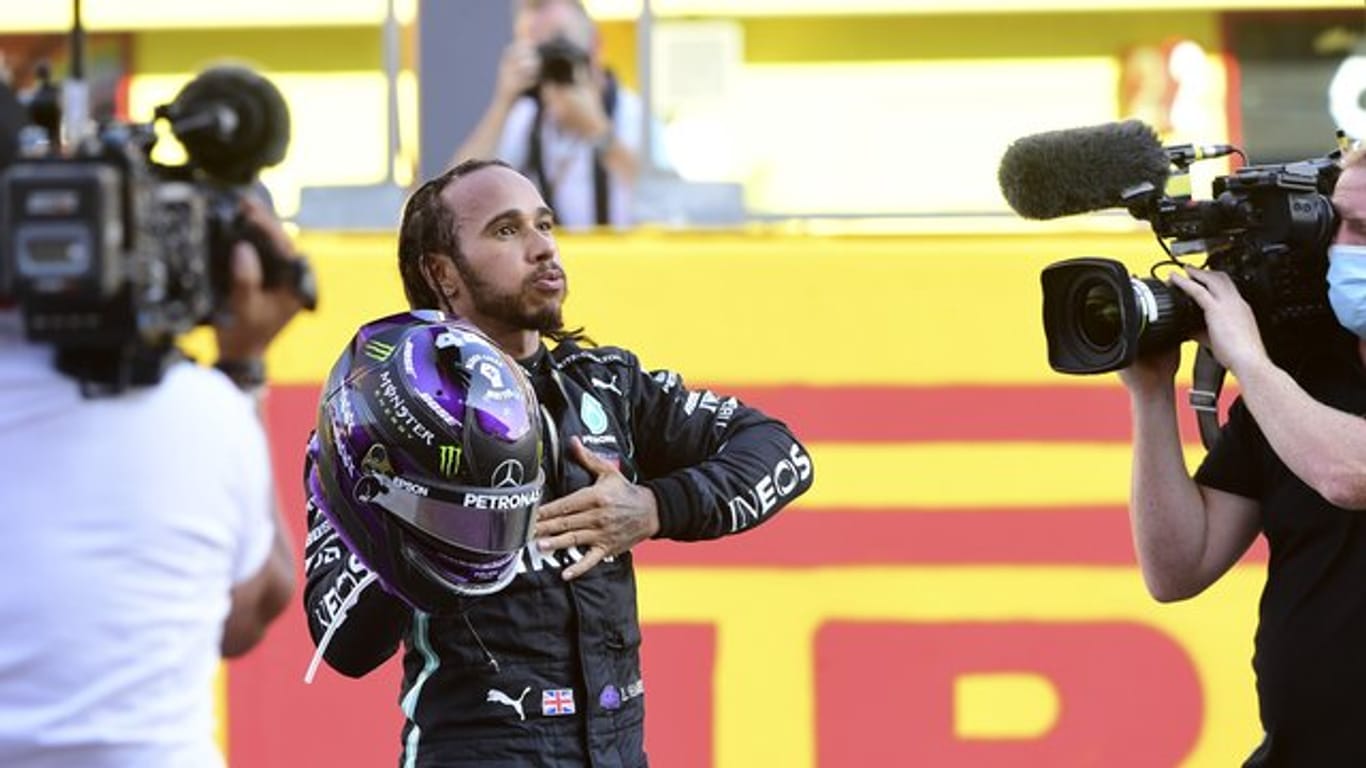 Lewis Hamilton (M) freut sich nach dem chaotischen Rennen in Mugello über seinen Sieg.
