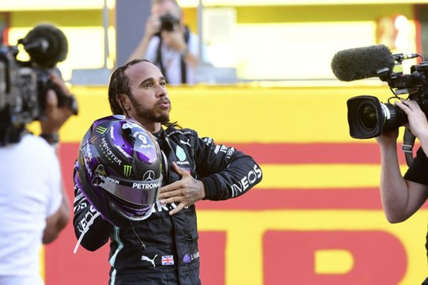 Lewis Hamilton (M) freut sich nach dem chaotischen Rennen in Mugello über seinen Sieg.