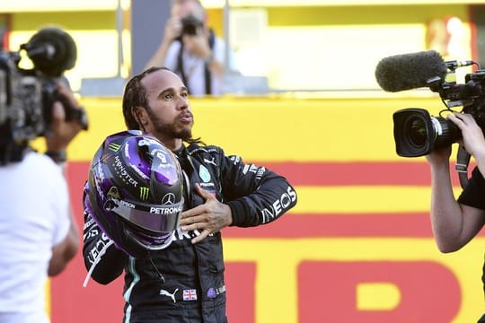 Lewis Hamilton (M) freut sich nach dem chaotischen Rennen in Mugello über seinen Sieg.