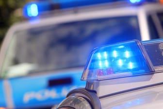 Einsatzwagen der Polizei (Symbolbild): In Aachen ist ein Autofahrer durch einen Messerstich verletzt worden.