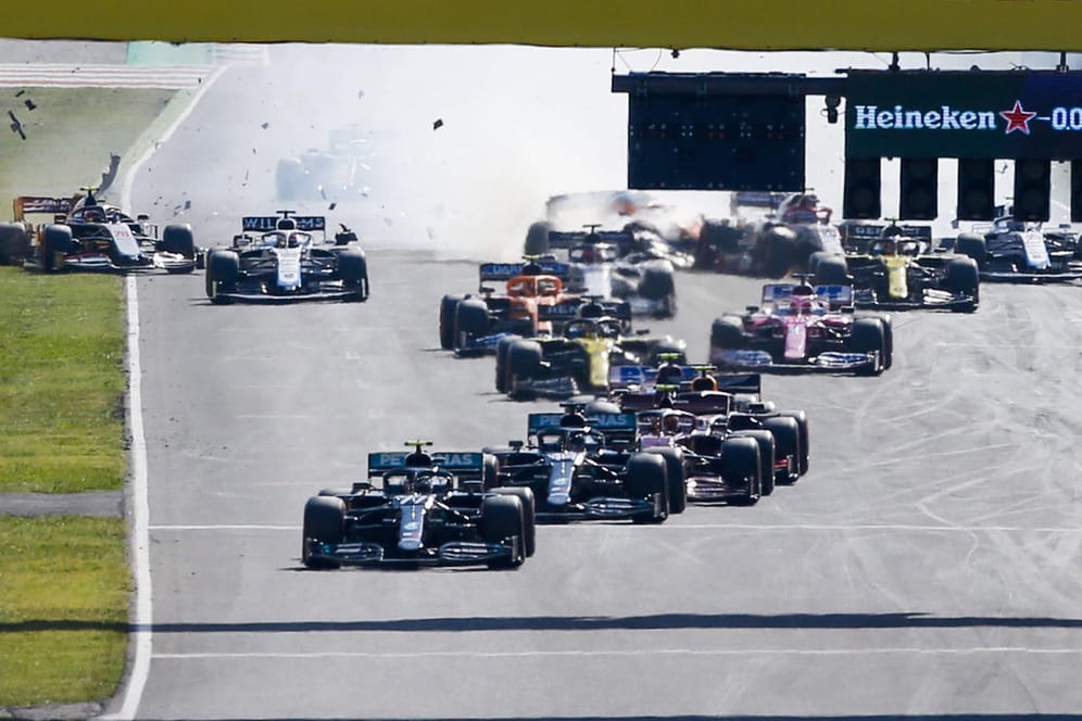 Eine Schüsselszene: Vorne fahren die Mercedes-Piloten Hamilton und Bottas davon, im Hintergrund ereignet sich der Massencrash.