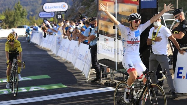 Etappensieger Tadej Pogacar (r) jubelt, als er vor Primoz Roglic (l) ins Ziel fährt.