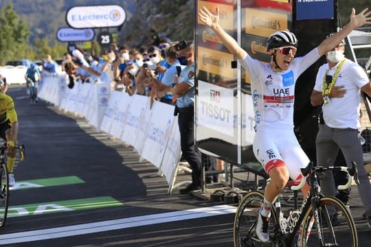 Etappensieger Tadej Pogacar (r) jubelt, als er vor Primoz Roglic (l) ins Ziel fährt.