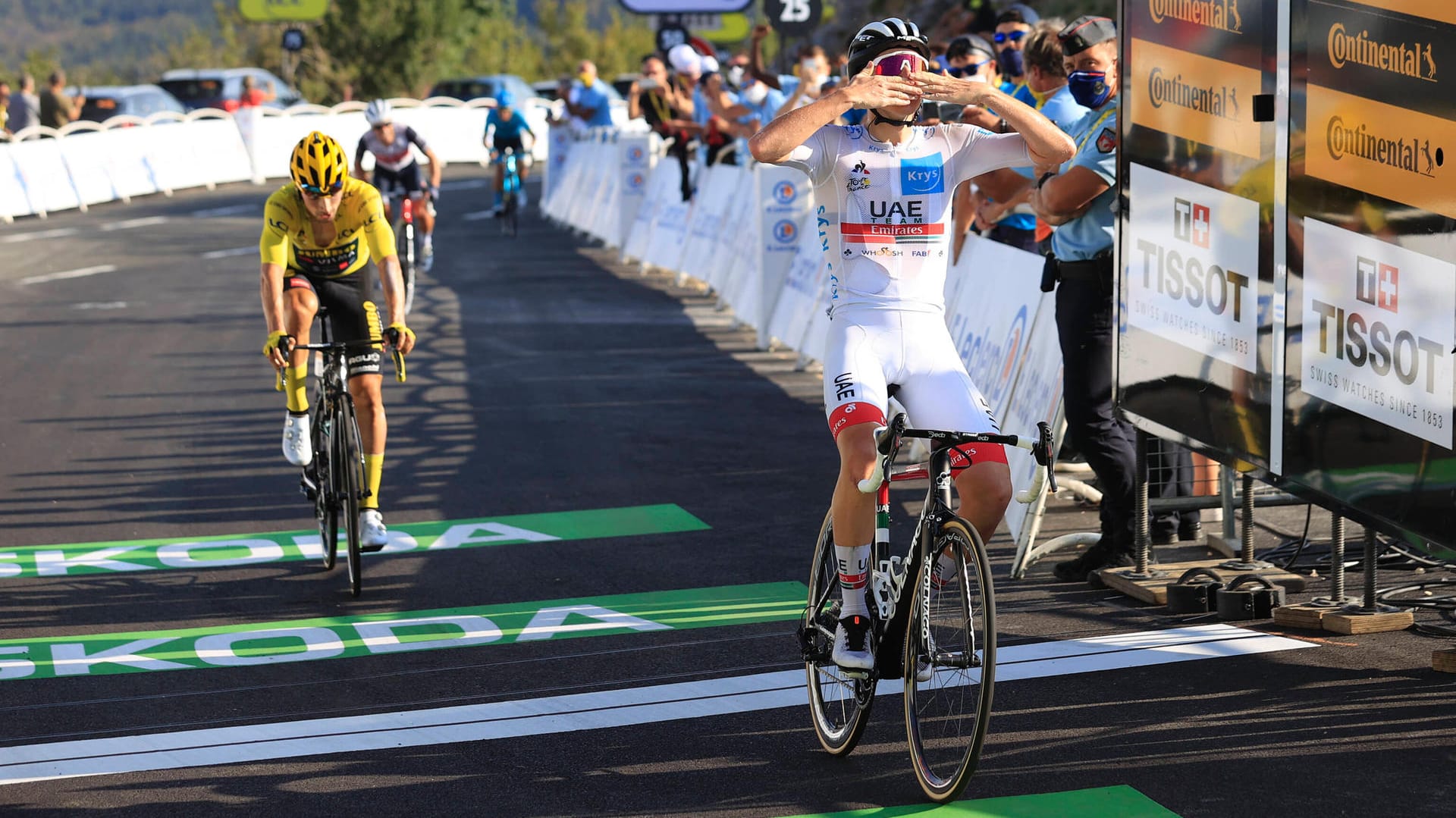 Triumh: Tadej Pogacar vom UAE Team Emirates bei der Zieleinfahrt auf der 15. Etappe.