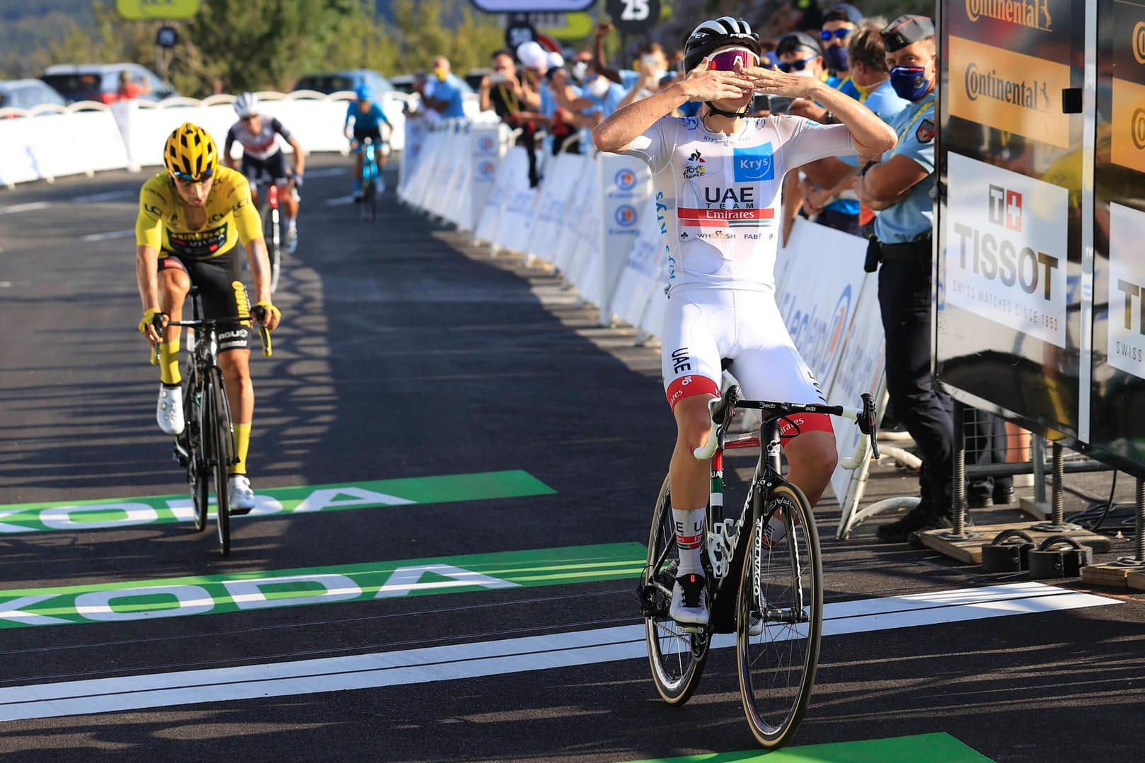 Triumh: Tadej Pogacar vom UAE Team Emirates bei der Zieleinfahrt auf der 15. Etappe.