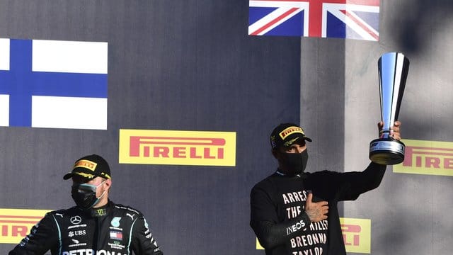 "Verhaftet die Polizisten, die Breonna Taylor getötet haben", steht auf dem Shirt von Mugello-Sieger Lewis Hamilton (r).