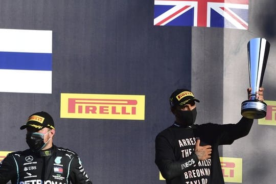 "Verhaftet die Polizisten, die Breonna Taylor getötet haben", steht auf dem Shirt von Mugello-Sieger Lewis Hamilton (r).