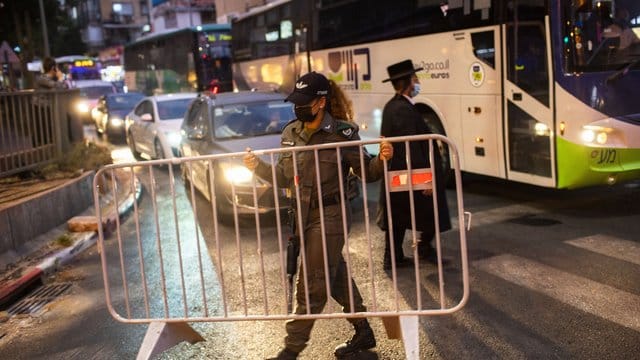 In den vergangenen Tagen waren bereits in vielen israelischen Städten und Ortschaften mit hohen Fallzahlen neue Einschränkungen verfügt worden. In den vergangenen Tagen waren bereits in vielen israelischen Städten und Ortschaften mit hohen Fallzahlen neue Einschränkungen verfügt worden.