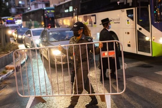 In den vergangenen Tagen waren bereits in vielen israelischen Städten und Ortschaften mit hohen Fallzahlen neue Einschränkungen verfügt worden.