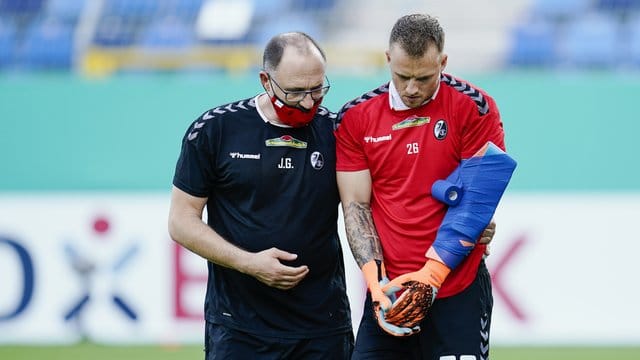 Freiburgs Torwart Mark Flekken (r) hat sich beim Aufwärmen vor der Pokalpartie gegen Mannheim am Arm verletzt. Freiburgs Torwart Mark Flekken (r) hat sich beim Aufwärmen vor der Pokalpartie gegen Mannheim am Arm verletzt.