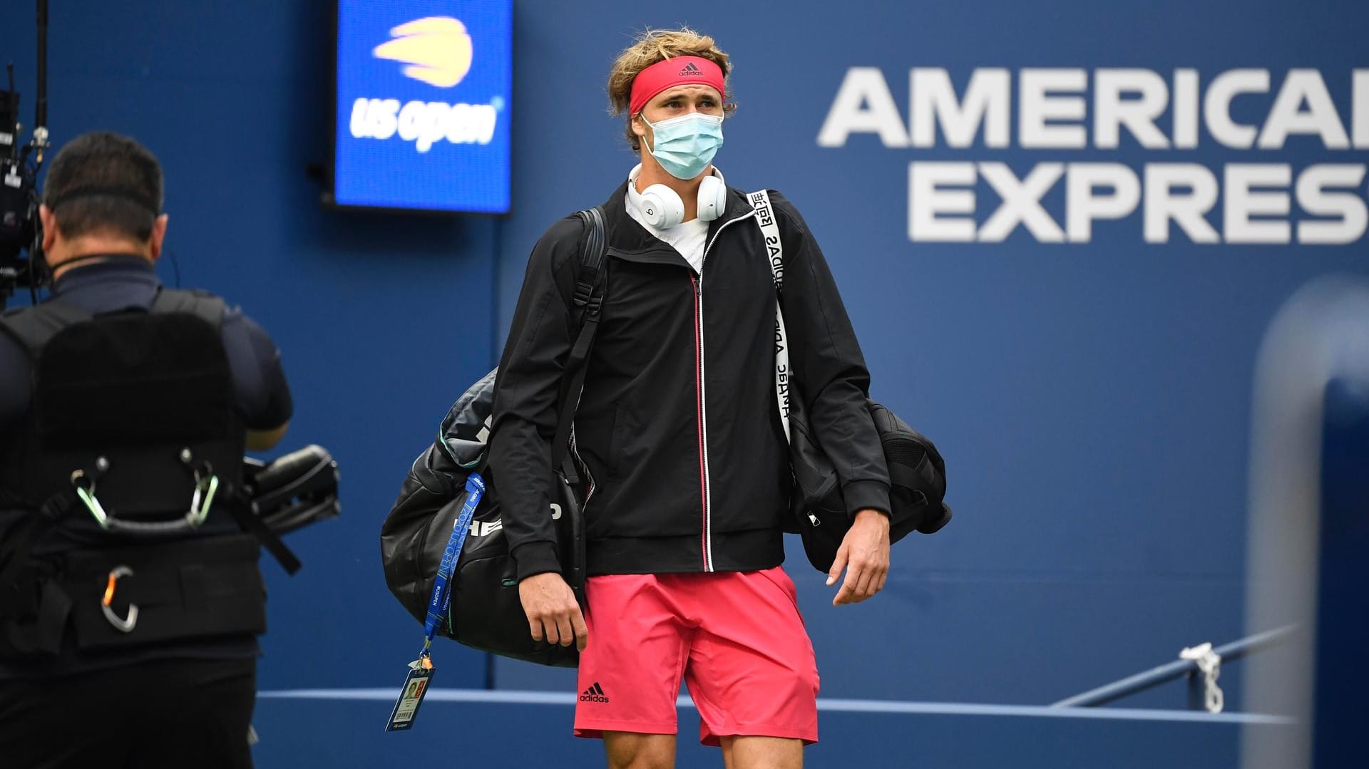 Alexander Zverev beim Weg auf den Court im Arthur Ashe Stadium.