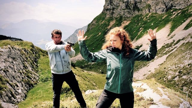 Der Rechtsanwalt Klaus Burg (Hans Sigl) und die Bergführerin Maja Wendt (Marleen Lohse) im Thriller "Flucht durchs Höllental".