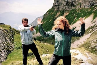 Der Rechtsanwalt Klaus Burg (Hans Sigl) und die Bergführerin Maja Wendt (Marleen Lohse) im Thriller "Flucht durchs Höllental".