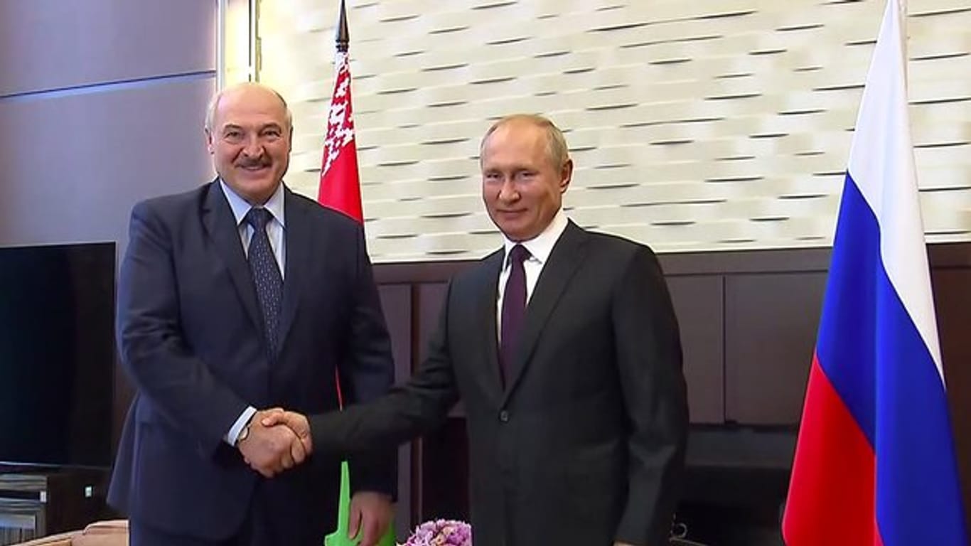 Russlands Präsident Putin hat seinen belarussischen Amtskollegen Lukaschenko (l) in Sotschi empfangen.