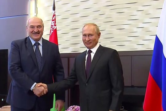 Russlands Präsident Putin hat seinen belarussischen Amtskollegen Lukaschenko (l) in Sotschi empfangen.