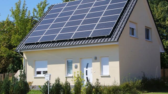 Solarmodule für Photovoltaik auf einem Hausdach - im kommenden Jahr bekommen Betreiber mit 20 Jahre alten Anlagen für ihren Strom keine erhöhte Einspeisevergütung mehr.