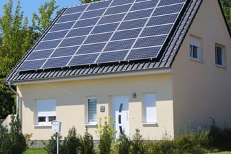 Solarmodule für Photovoltaik auf einem Hausdach - im kommenden Jahr bekommen Betreiber mit 20 Jahre alten Anlagen für ihren Strom keine erhöhte Einspeisevergütung mehr.