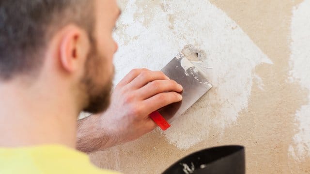 Gibt es viele Dübellöcher in der Wand, müssen diese im Zuge von Schönheitsreparaturen ebenfalls zugespachtelt werden.