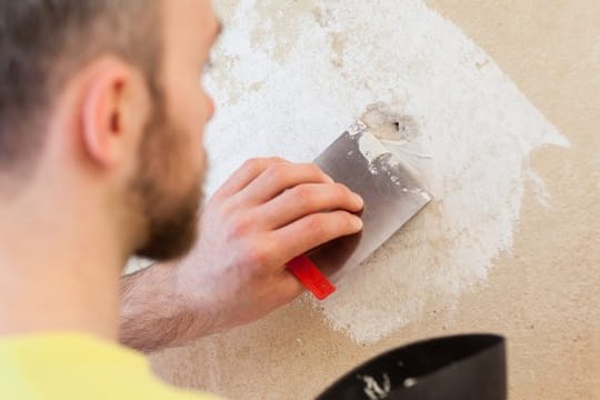 Gibt es viele Dübellöcher in der Wand, müssen diese im Zuge von Schönheitsreparaturen ebenfalls zugespachtelt werden.