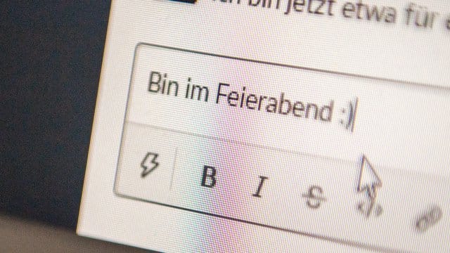 An- und Abmeldung im Chat: Prinzipiell hat der Arbeitgeber Anspruch darauf, zu erfahren, von wann bis wann ein Arbeitnehmer arbeitet - auch im Homeoffice.