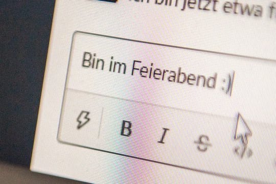 An- und Abmeldung im Chat: Prinzipiell hat der Arbeitgeber Anspruch darauf, zu erfahren, von wann bis wann ein Arbeitnehmer arbeitet - auch im Homeoffice.