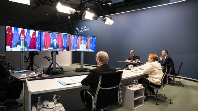 Bundeskanzlerin Angela Merkel nimmt im Kanzleramt an den per Videokonferenz geführten Gesprächen zwischen der EU und China teil. Bundeskanzlerin Angela Merkel nimmt im Kanzleramt an den per Videokonferenz geführten Gesprächen zwischen der EU und China teil.