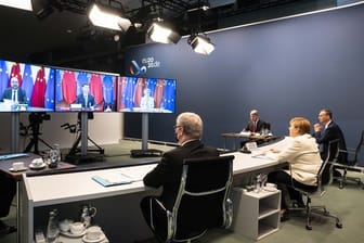 Bundeskanzlerin Angela Merkel nimmt im Kanzleramt an den per Videokonferenz geführten Gesprächen zwischen der EU und China teil.