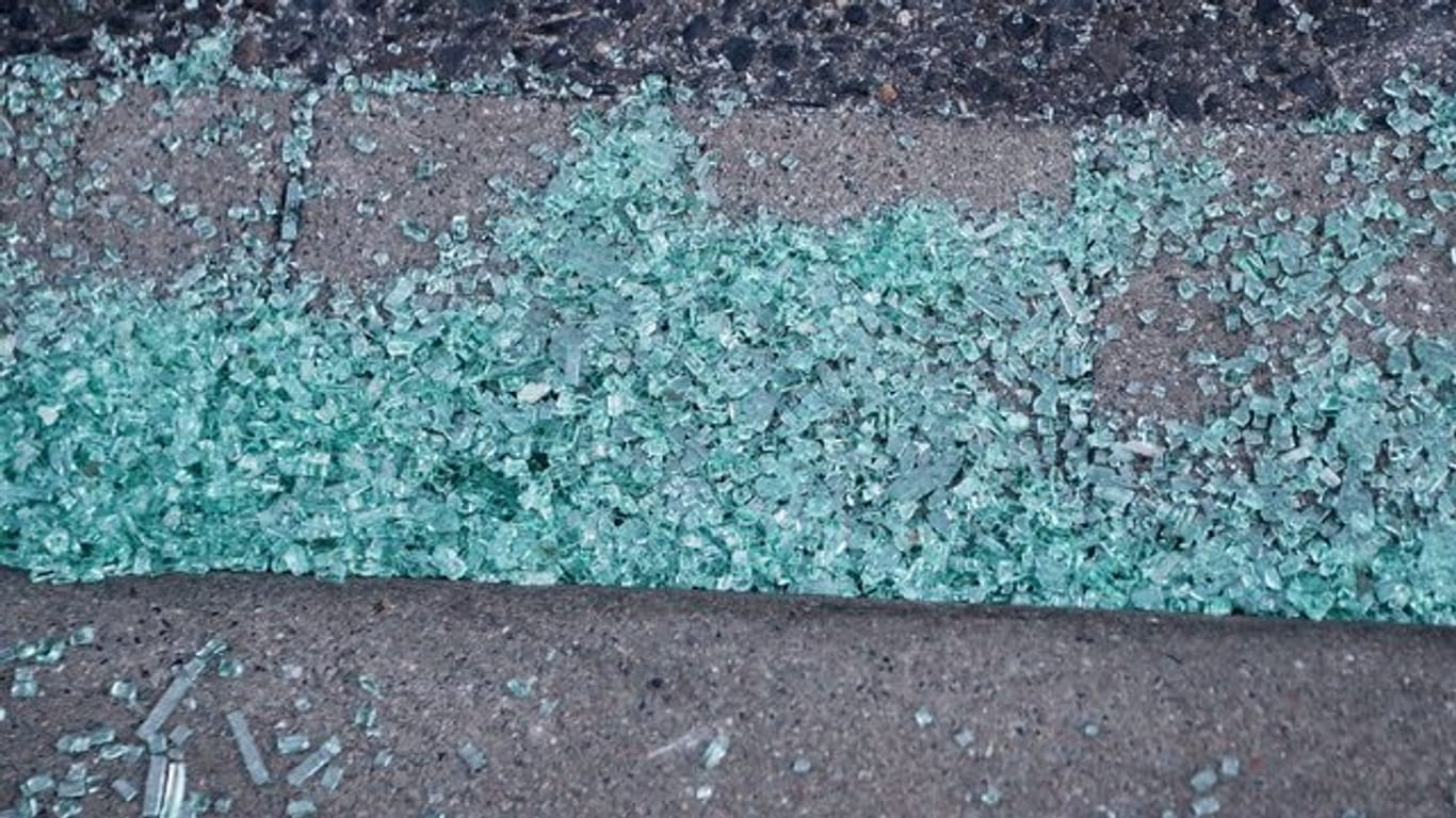 Glasscherben einer Autoscheibe liegen auf einem Gehweg in Stolberg.