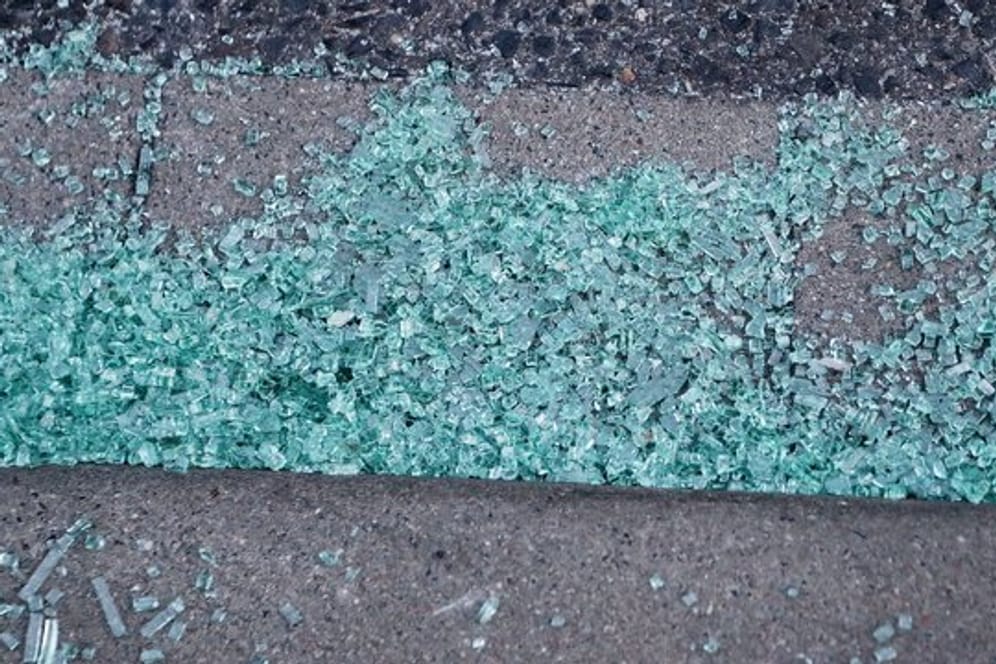 Glasscherben einer Autoscheibe liegen auf einem Gehweg in Stolberg.