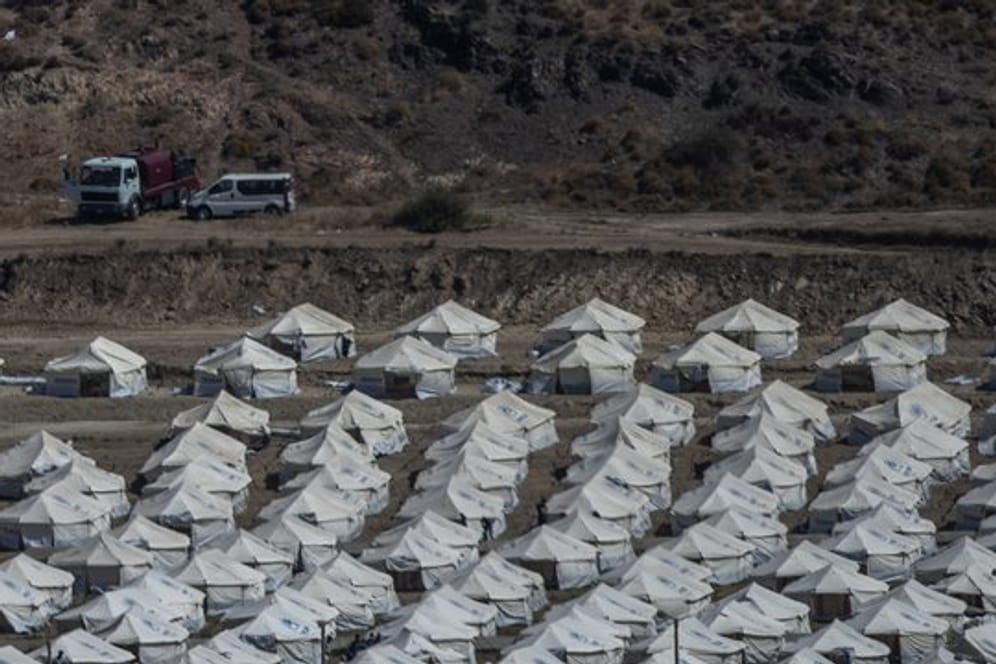 Nach dem Großbrand im Flüchtlingslager Moria auf Lesbos bleibt die Lage angespannt.