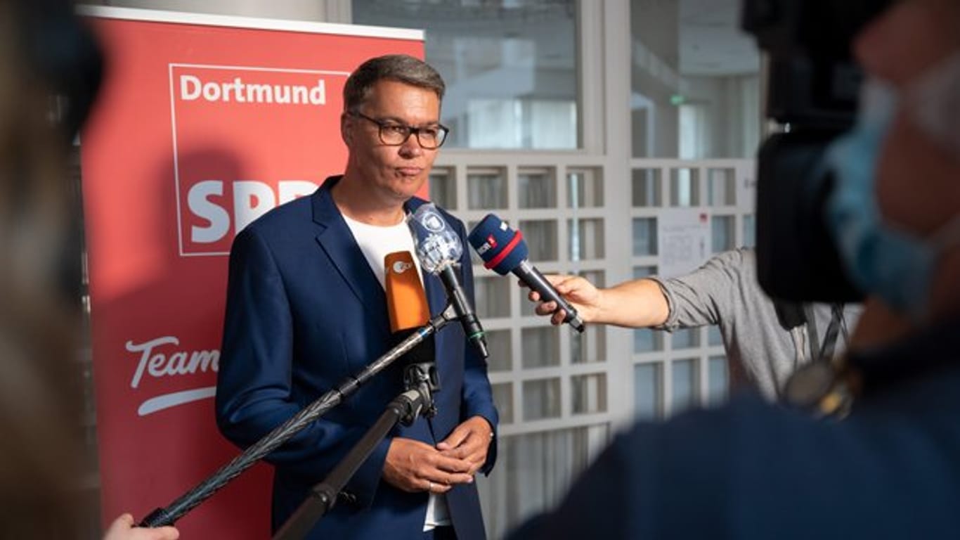 Thomas Westphal gibt ein Pressestatement: Der SPD-Politiker muss in die Stichwahl.