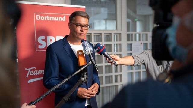 Thomas Westphal gibt ein Pressestatement: Der SPD-Politiker muss in die Stichwahl. Thomas Westphal gibt ein Pressestatement: Der SPD-Politiker muss in die Stichwahl.