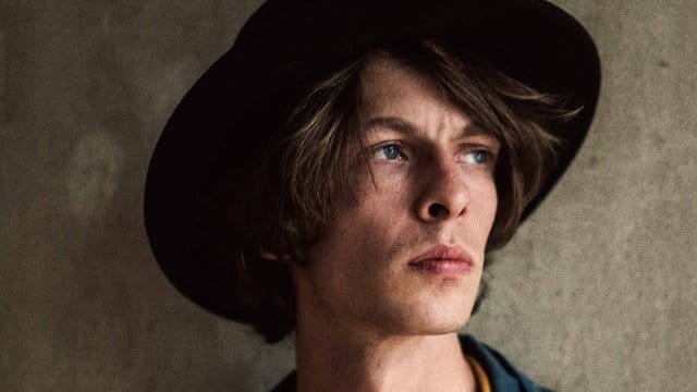 Der Songschreiber Max Prosa legt sein siebtes Albumvor: "Grüße aus der Flut". Der Songschreiber Max Prosa legt sein siebtes Albumvor: "Grüße aus der Flut".