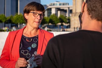 SPD-Chefin Saskia Esken in Berlin: Ihre Partei fordert, deutlich mehr Migranten aus Lesbos aufzunehmen.