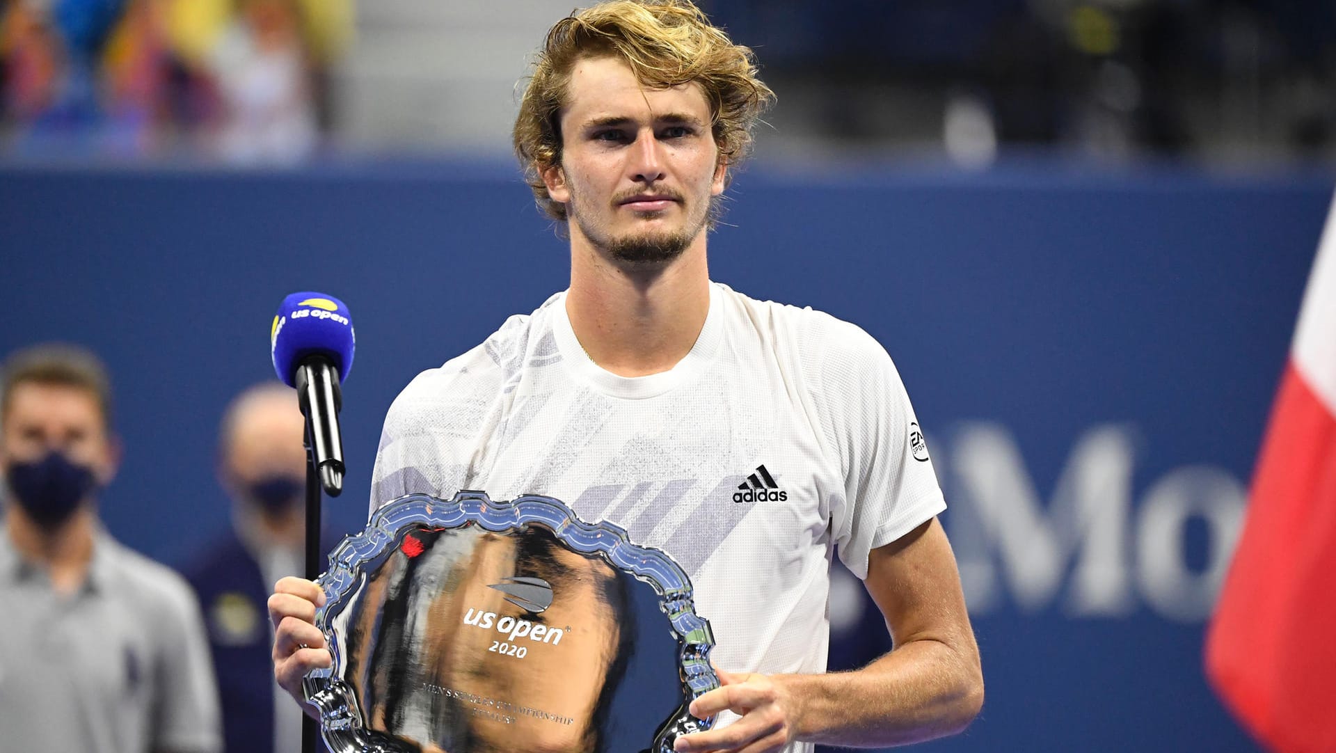 Alexander Zverev: Hält die Trophäe für den Zweitplatzierten der US Open hoch.