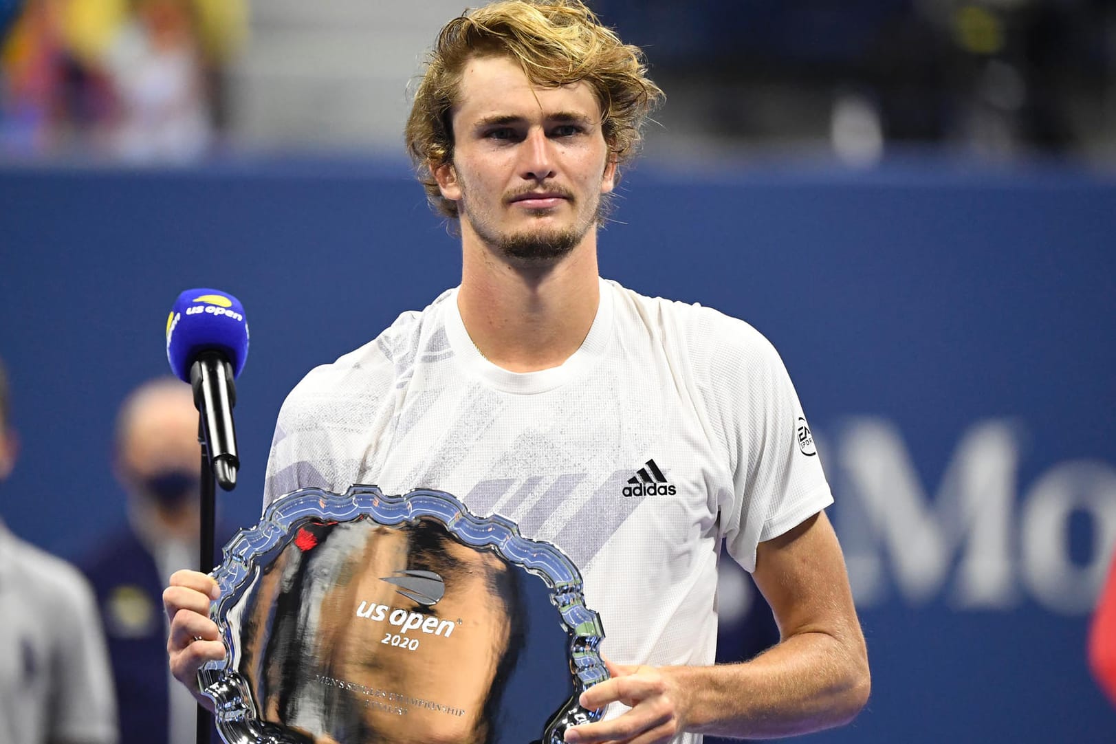 Alexander Zverev: Hält die Trophäe für den Zweitplatzierten der US Open hoch.