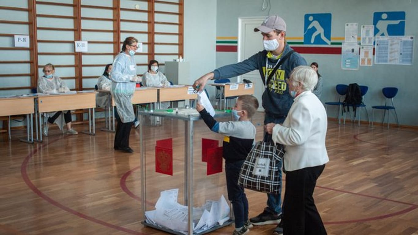 Stimmabgabe bei russischen Regionalwahlen am Sonntag.